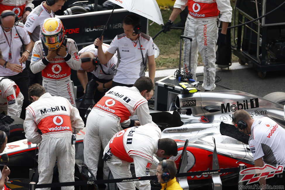 Lewis Hamilton se sube al monoplaza antes de la carrera