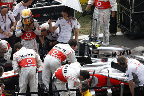 Lewis Hamilton se sube al monoplaza antes de la carrera