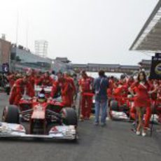 Fernando Alonso llegando a su posición en la parrilla