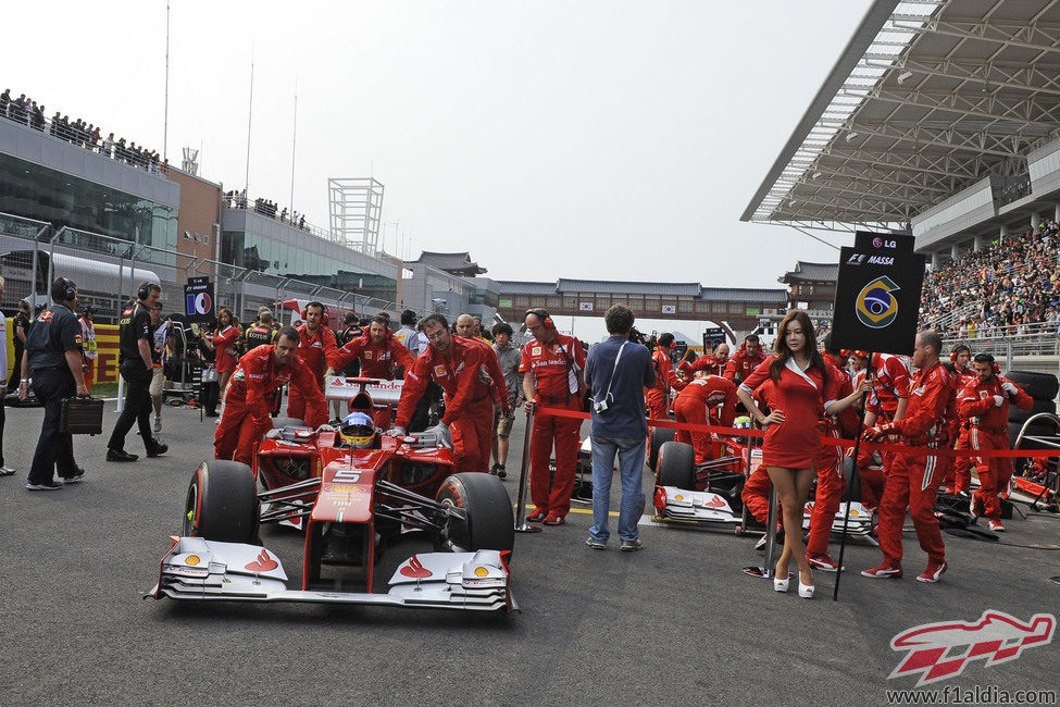 Fernando Alonso llegando a su posición en la parrilla