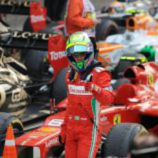 Felipe Massa alza el pulgar en el parque cerrado tras la carrera