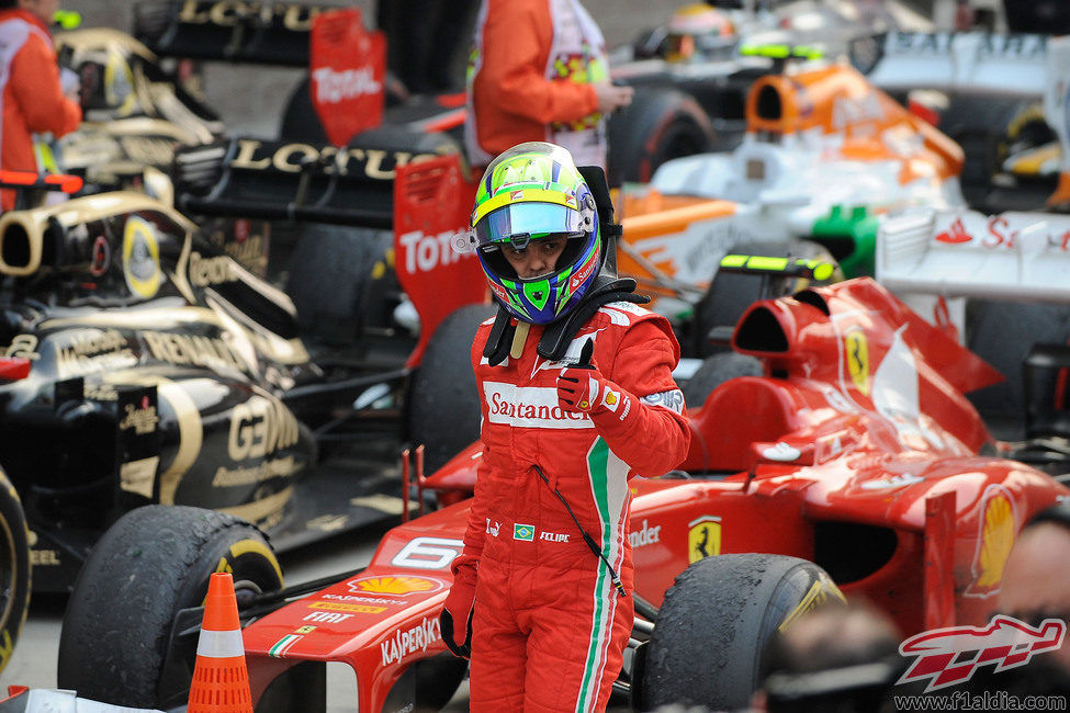 Felipe Massa alza el pulgar en el parque cerrado tras la carrera