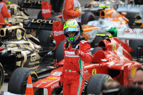 Felipe Massa alza el pulgar en el parque cerrado tras la carrera