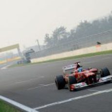 Fernando Alonso pasa por la línea de meta en Yeongam