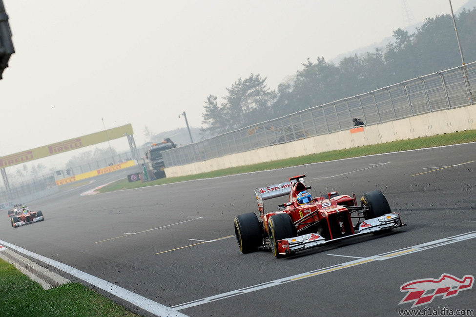 Fernando Alonso pasa por la línea de meta en Yeongam