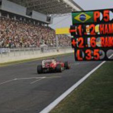 Pizarra para Felipe Massa en el muro de Ferrari