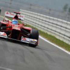 Fernando Alonso entra a boxes para realizar una parada