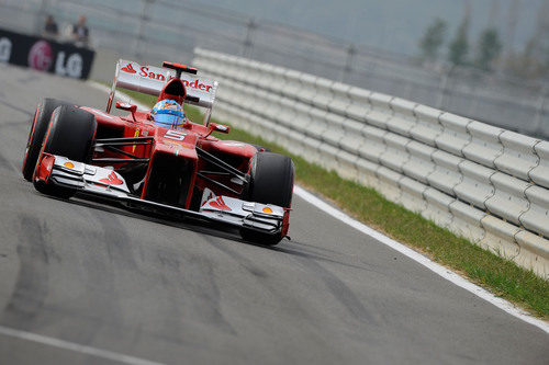 Fernando Alonso entra a boxes para realizar una parada