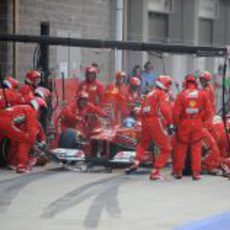 Parada en boxes para Fernando Alonso durante la carrera