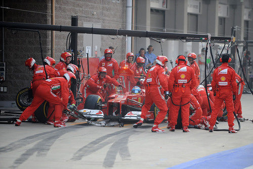 Parada en boxes para Fernando Alonso durante la carrera