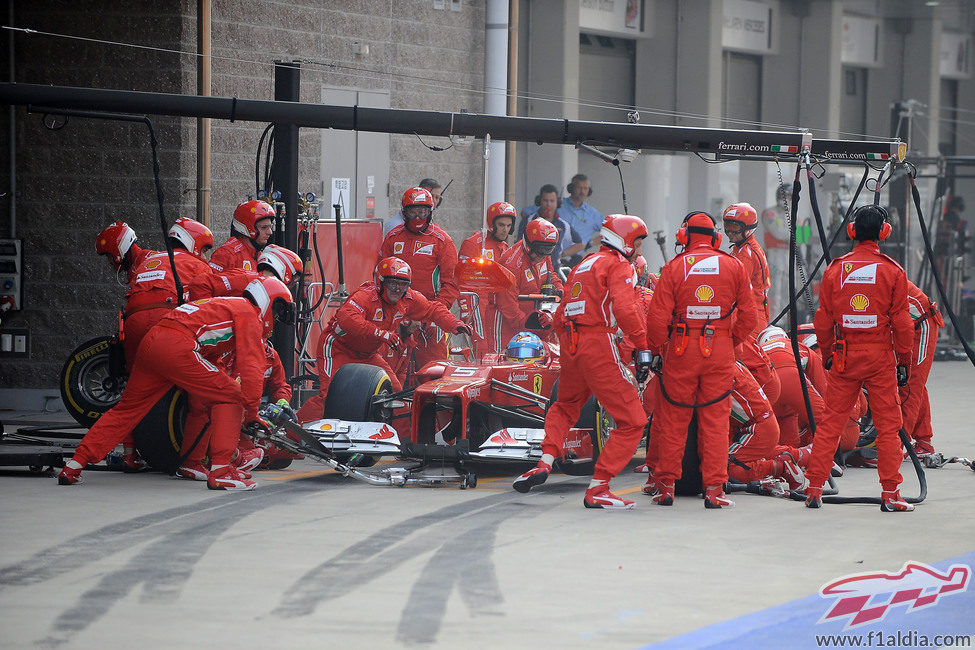 Parada en boxes para Fernando Alonso durante la carrera