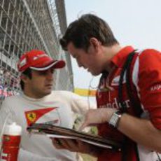 Felipe Massa habla con Rob Smedley antes de la carrera