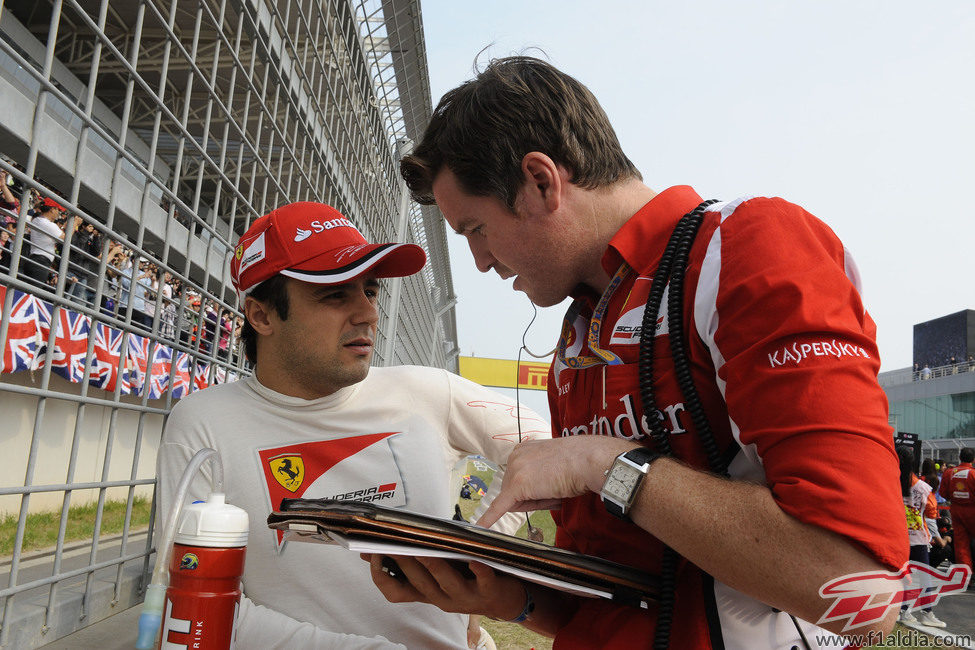 Felipe Massa habla con Rob Smedley antes de la carrera