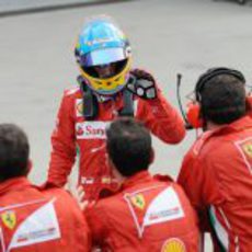 Fernando Alonso saluda a sus mecánicos tras su tercer puesto