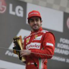 Fernando Alonso contento con su trofeo en el podio