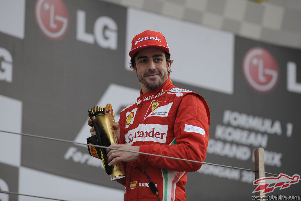 Fernando Alonso contento con su trofeo en el podio