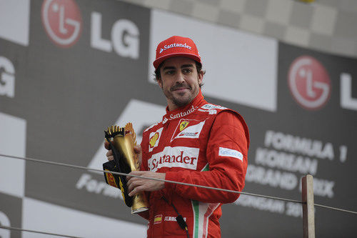 Fernando Alonso contento con su trofeo en el podio