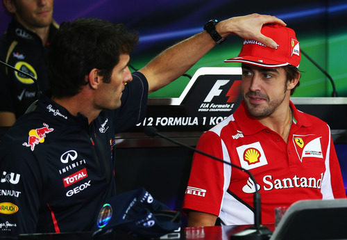 Webber bromea con Alonso en la rueda de prensa de la FIA en Corea