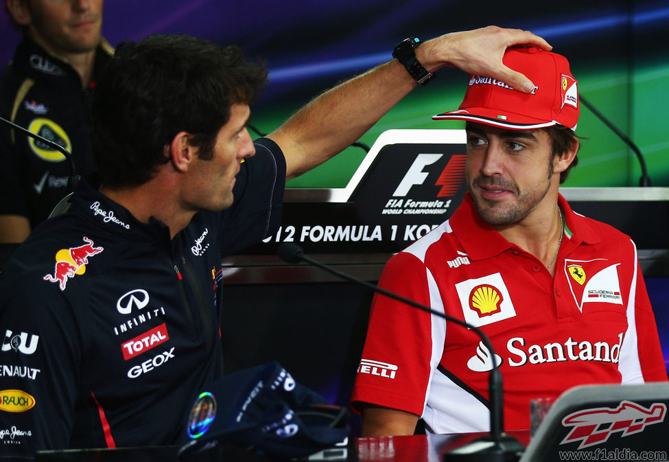 Webber bromea con Alonso en la rueda de prensa de la FIA en Corea