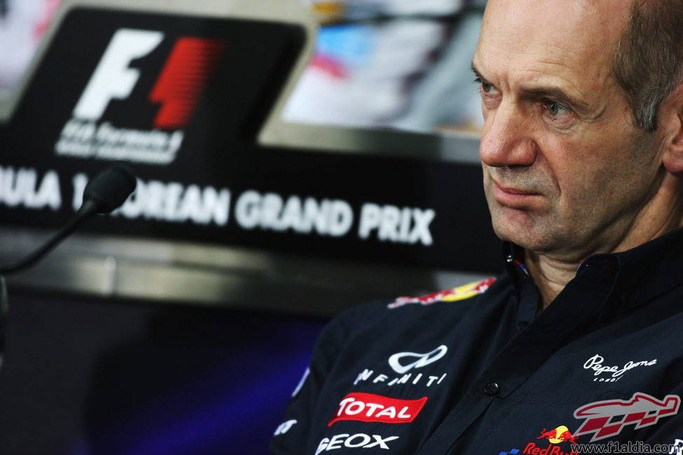 Adrian Newey en la rueda de prensa de la FIA del viernes en Corea