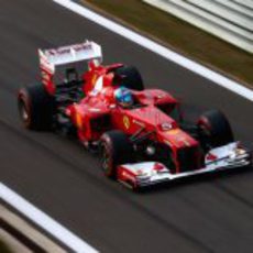 Fernando Alonso entra a boxes con el F2012