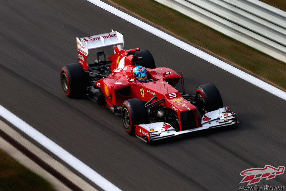 Fernando Alonso entra a boxes con el F2012