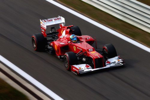 Fernando Alonso entra a boxes con el F2012