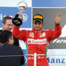 Felipe Massa levanta su trofeo de segundo en el GP de Japón 2012