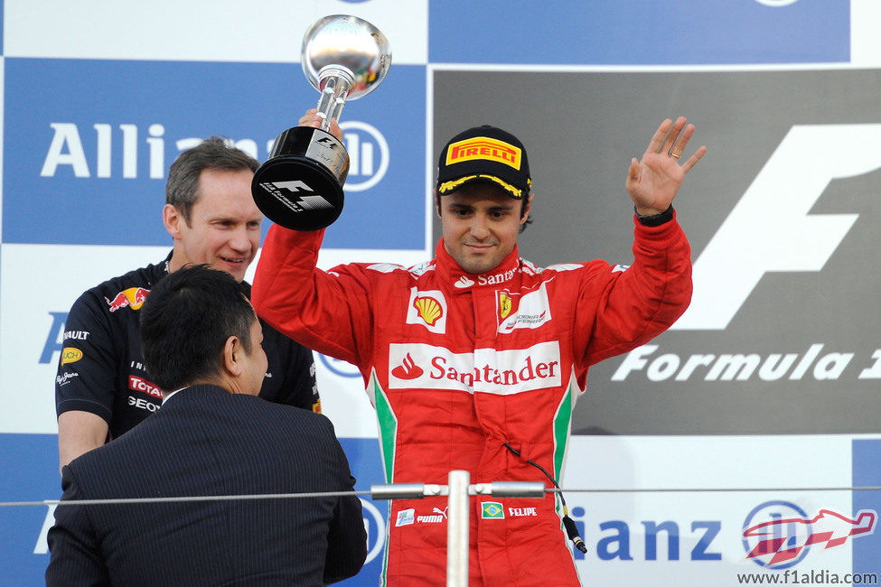 Felipe Massa levanta su trofeo de segundo en el GP de Japón 2012
