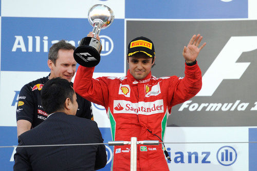 Felipe Massa levanta su trofeo de segundo en el GP de Japón 2012