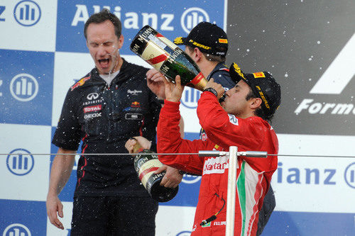Massa bebe champán en el podio de Japón