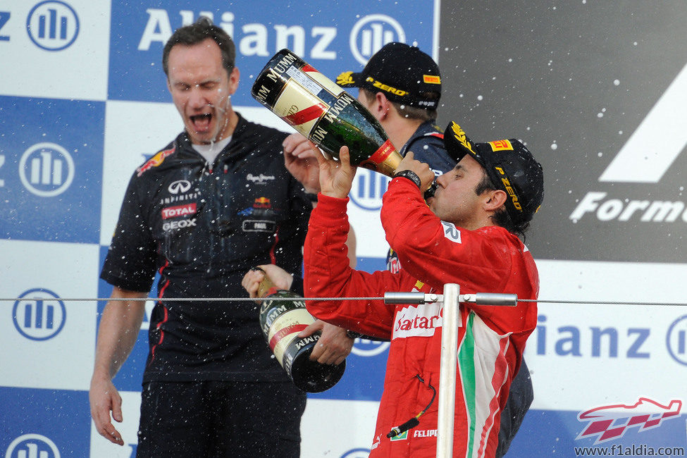 Massa bebe champán en el podio de Japón