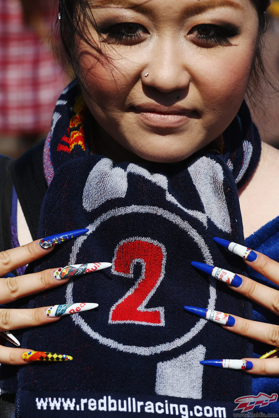 Una fan japonesa de Webber con las uñas pintadas