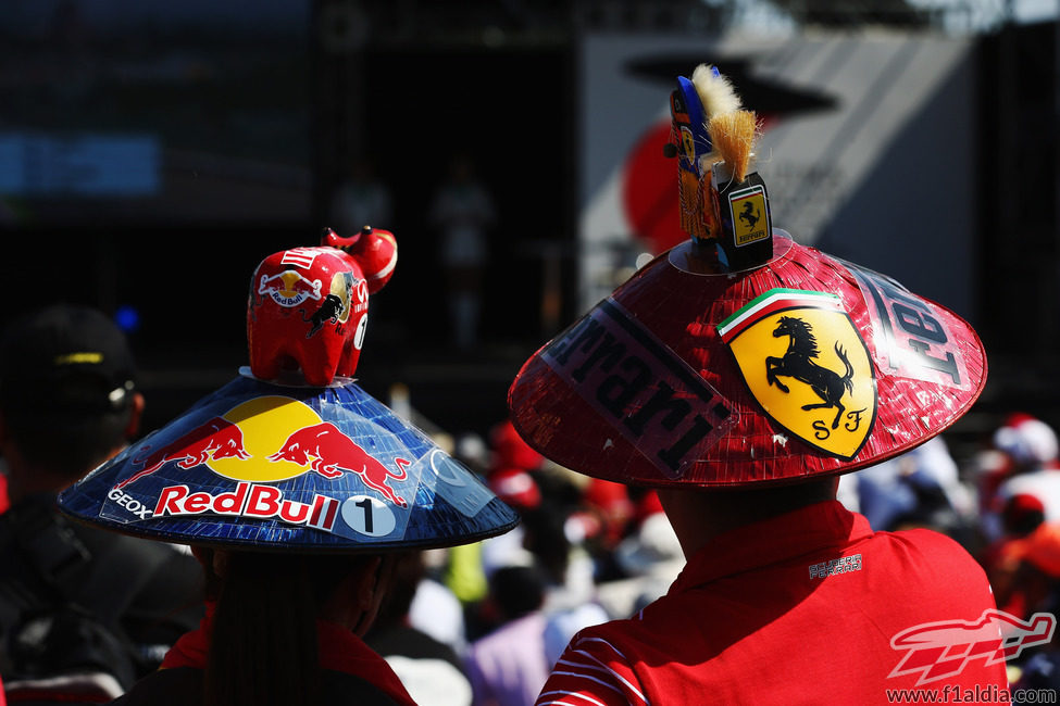 Aficionados de Red Bull y Ferrari juntos en Japón