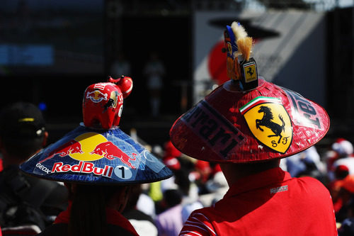 Aficionados de Red Bull y Ferrari juntos en Japón