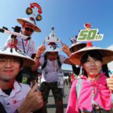 Varios aficionados japoneses ataviados con sus sombreros