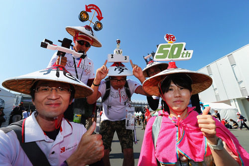 Varios aficionados japoneses ataviados con sus sombreros