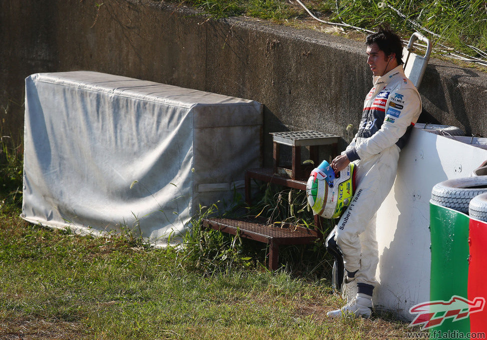 Sergio Pérez tras su abandono en Japón