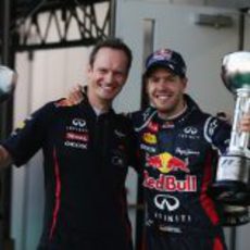 Vettel sonríe con su trofeo logrado en Japón