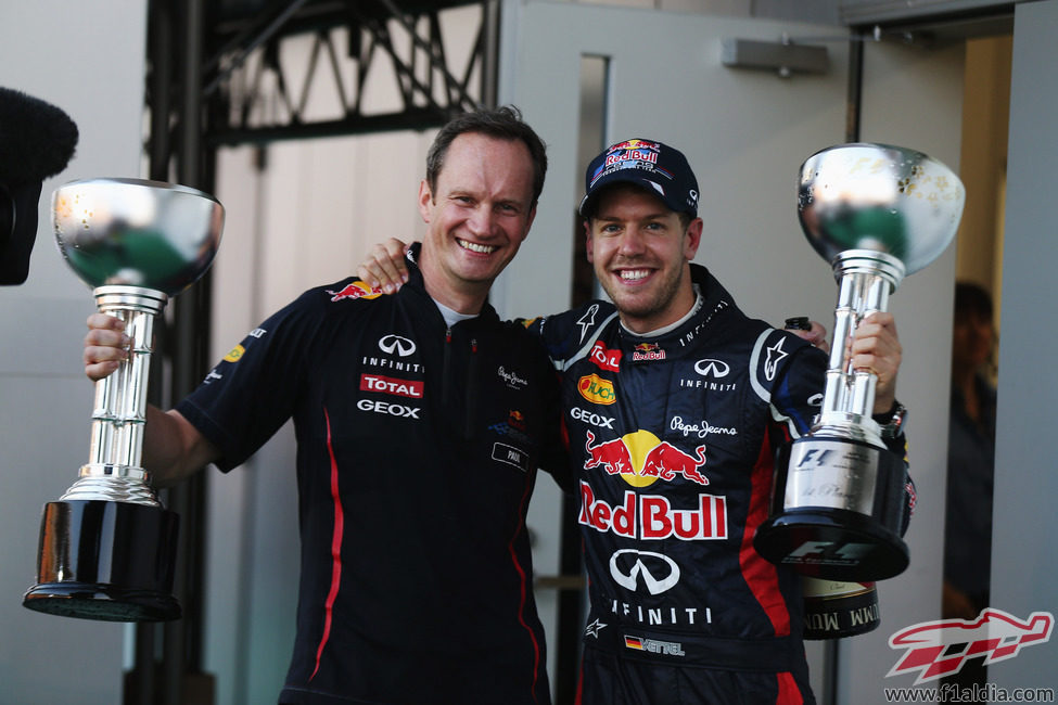 Vettel sonríe con su trofeo logrado en Japón