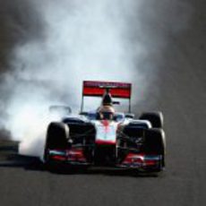 Lewis Hamilton se pasa de frenada en la carrera de Suzuka 2012