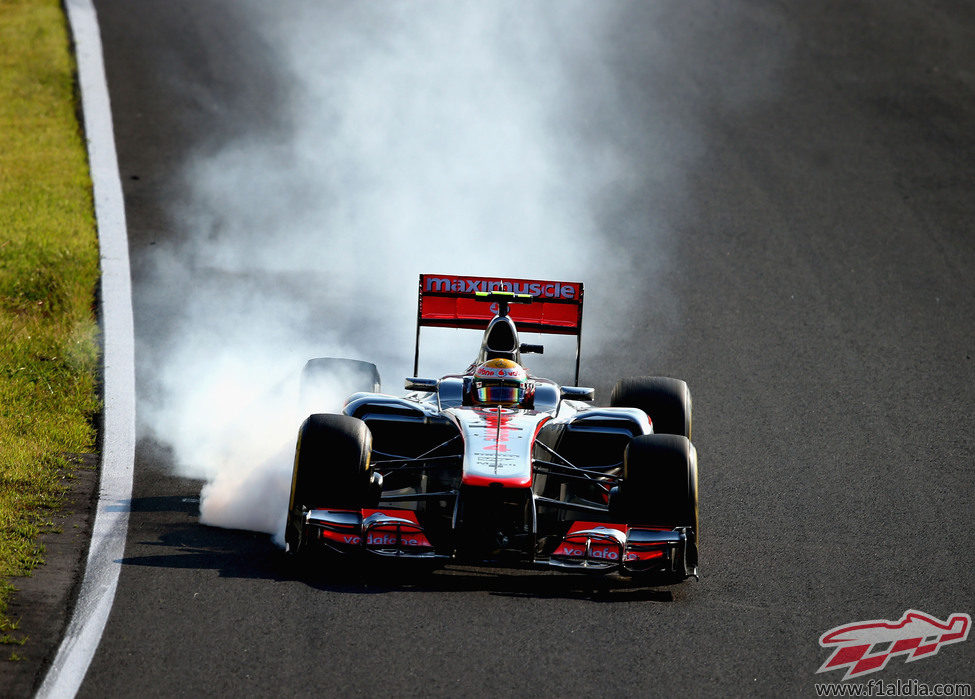 Lewis Hamilton se pasa de frenada en la carrera de Suzuka 2012