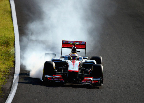 Lewis Hamilton se pasa de frenada en la carrera de Suzuka 2012