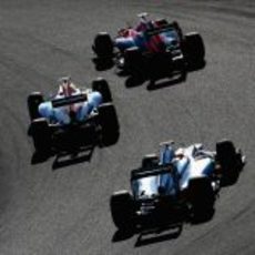 Tres coches muy juntos en la carrera de Suzuka