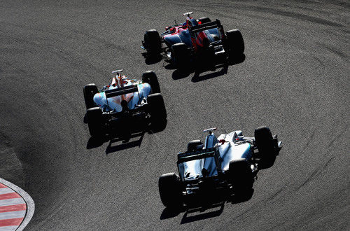 Tres coches muy juntos en la carrera de Suzuka