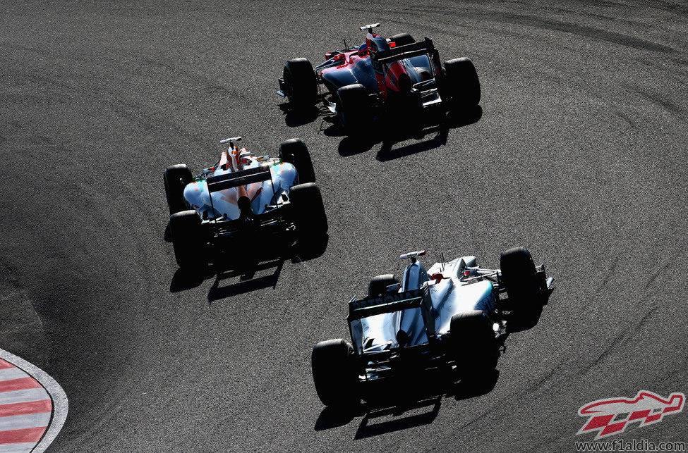 Tres coches muy juntos en la carrera de Suzuka