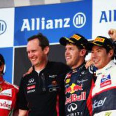 Todos felices en el podio del GP de Japón 2012