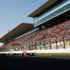 Las gradas llenas para ver la salida del Gran Premio en Suzuka