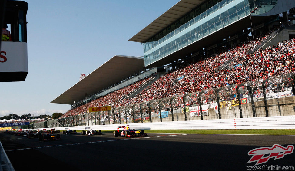 Las gradas llenas para ver la salida del Gran Premio en Suzuka