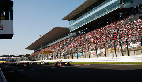Las gradas llenas para ver la salida del Gran Premio en Suzuka
